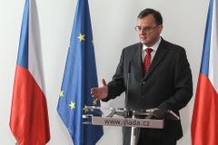 Odměny před odchodem. Vláda Nečase rozdala 243 milionů