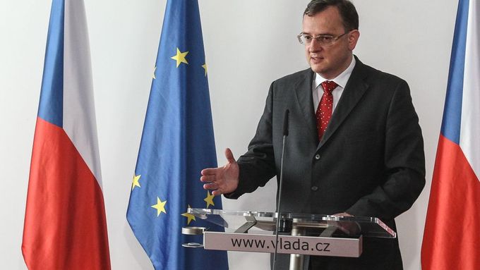Bývalá vláda Petra Nečase stihla před svým odchodem rozdělit zaměstnancům ministerstev odměny ve výši 243 milionů korun.