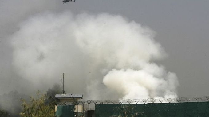 Helikoptéra nad napadenou základnou v Džalálábádu.