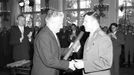 Vyznamenání na Pražském hradě 29. dubna 1961. Juriji Alexejeviči Gagarinovi byl udělen čestný titul hrdina socialistické práce, který mu předal prezident Antonín Novotný.