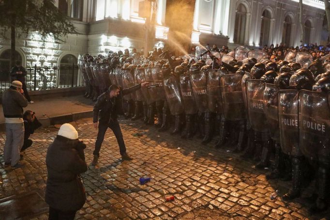 Policisté zadržují muže během shromáždění proti zákonu o "zahraničních agentech" v gruzínském Tbilisi.