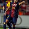 Fotbalista Barcelony Xavi Hernandez slaví gól Cesca Fabregase v utkání španělské La Ligy 2012/13 se Sevillou.