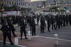 Zákaz vycházení v Los Angeles. "Trump rozkazuje našim hrdinům," stěžuje si guvernér