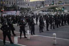 Zákaz vycházení v Los Angeles. "Trump rozkazuje našim hrdinům," stěžuje si guvernér