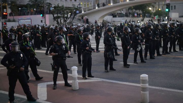 Zákaz vycházení v Los Angeles. "Trump rozkazuje našim hrdinům," stěžuje si guvernér