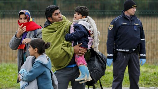 Uprchlická rodina u registračního centra na chorvatsko-slovinské hranici.