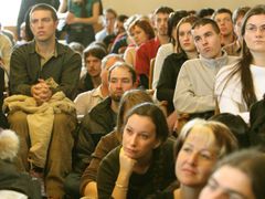 Studenti bedlivě naslouchají premiérovi