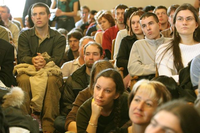 Studenti bedlivě naslouchají premiérovi