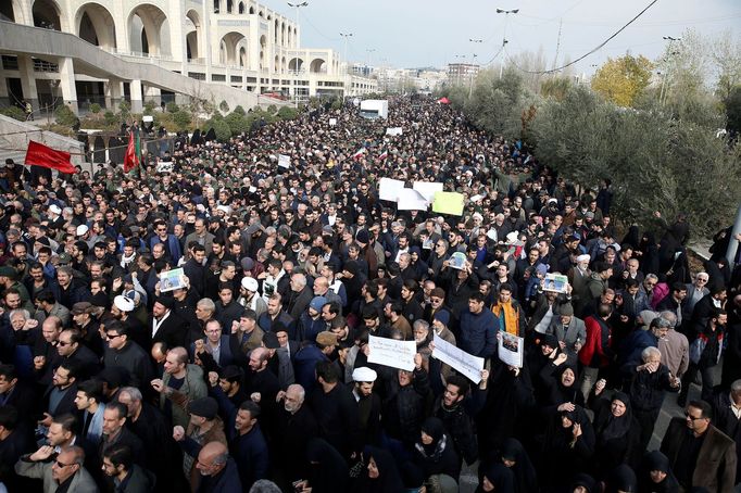 Protest v Teheránu proti zabití Kásima Sulejmáního americkou armádou.