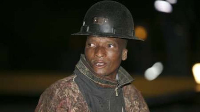 Záchranář v jihoafrickém dole, v němž zůstalo uvězněno přes 3000 horníků.