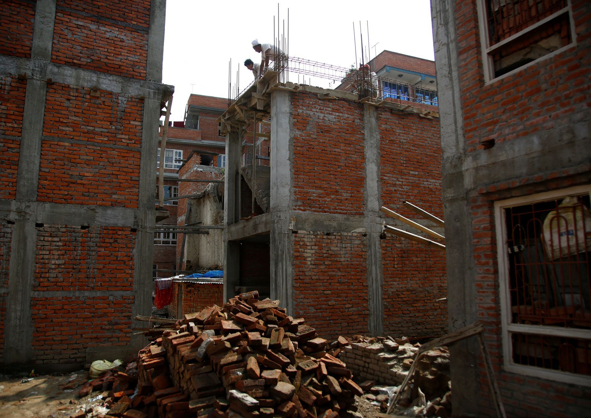 Lidé v Bhaktapuru se snaží postavit dům na tom samém místě, kde stál v roce 2015.