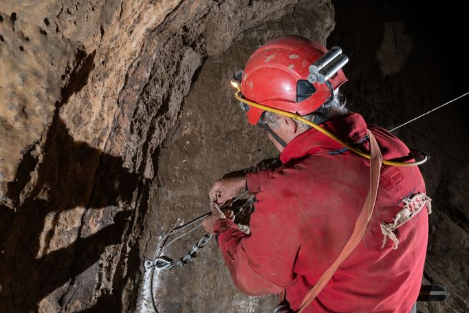 Čeští speleologové zkoumají slovinskou jeskyni Kačna jama