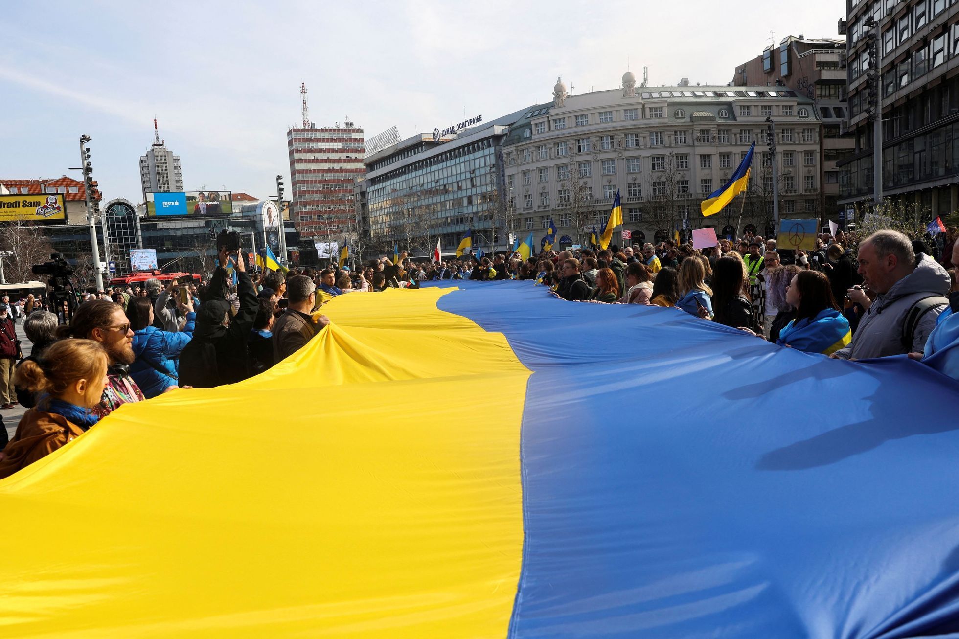 Demonstrace na podporu Ukrajiny se v pátek konala i v Bělehradě. Srbsko je považováno za zemi, kde lidé spíš sympatizují s Ruskem.