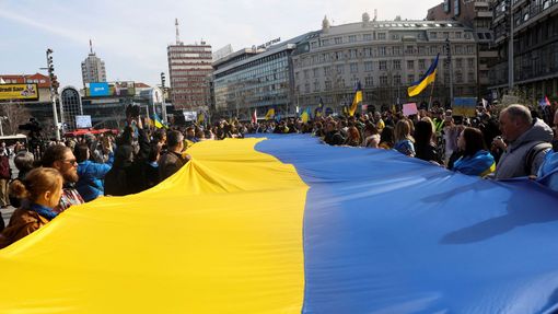 Demonstrace na podporu Ukrajiny se v pátek konala i v Bělehradě. Srbsko je považováno za zemi, kde lidé spíš sympatizují s Ruskem.
