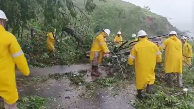 Zaměstnanci mexických energetických podniků mají po řádění hurikánu Erik plno práce.