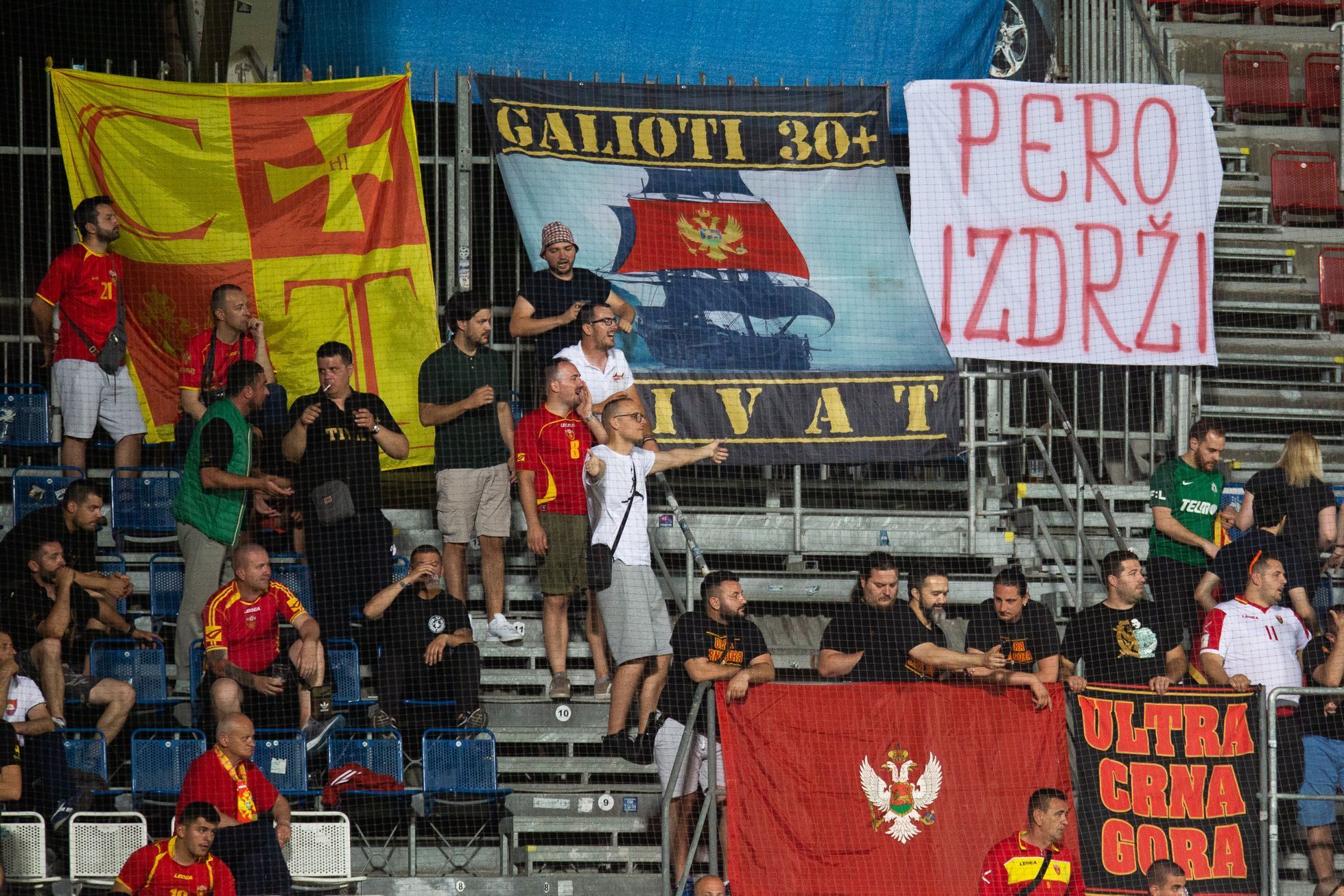 Černohorští fanoušci na kvalifikaci ME 2020 Česko - Černá Hora.