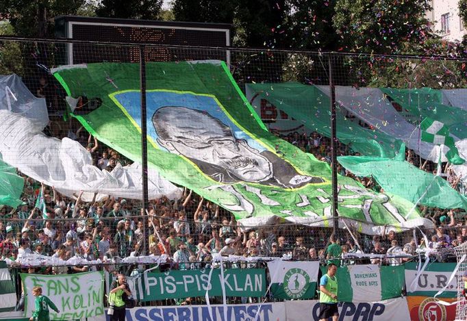 ČERVEN -Fotbalový klub Bohemians 1905 vstal z mrtvých. Poté co ho zachránili vlastní fanoušci, dokázal tým z Dolíčku postoupit zpět do nejvyšší fotbalové soutěže. Na fotce prezentuje kotel příznivci Bohemians portrét ředitele klubu Jiřího Steinbrocha.   