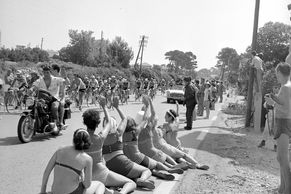 Fotky z dávných časů. Odvážní muži, marketing a dívky psali historii Tour de France