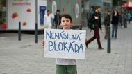 Cílem protestujících bylo nenásilně zablokovat pochod neonacistů.