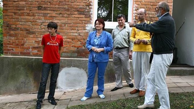 Nový domov mají Kellerovi v klasickém baťovském půldomku.