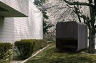 Černá kostka se oficiálně jmenuje Studypod a je opravdu minimalistická - její rozměry činí 3,5 metru čtverečního.