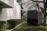 Černá kostka se oficiálně jmenuje Studypod a je opravdu minimalistická - její rozměry činí 3,5 metru čtverečního.