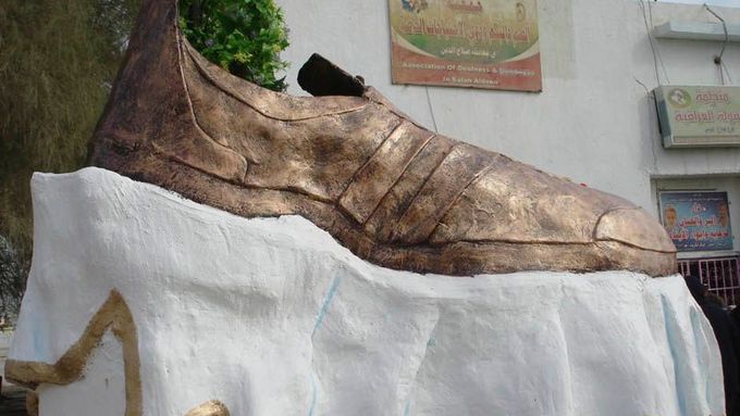 Útok na Bushe v Iráku připomíná dvoumetrová bota