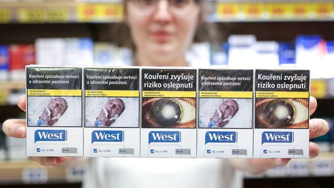Ve žlutém pásku je na krabičce cigaret uvedena webová stránka www.koureni-zabiji.cz. Nově by tam mohlo být číslo na Národní linku pro odvykání.