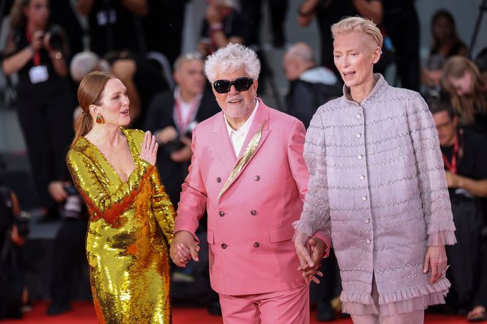 Julianne Moore, režisér Pedro Almodóvar a Tilda Swinton na benátském festivalu.