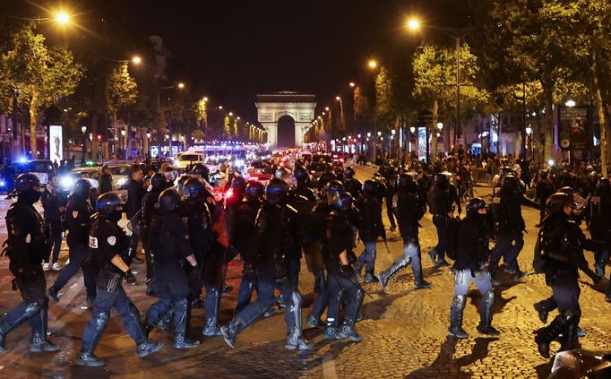 Protesty ve Francii po zastřelení mladíka.