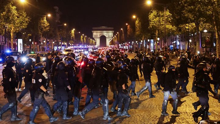 Pátá noc protestů ve Francii. Střety hlásilo Marseille, lidé tu vyrabovali bar