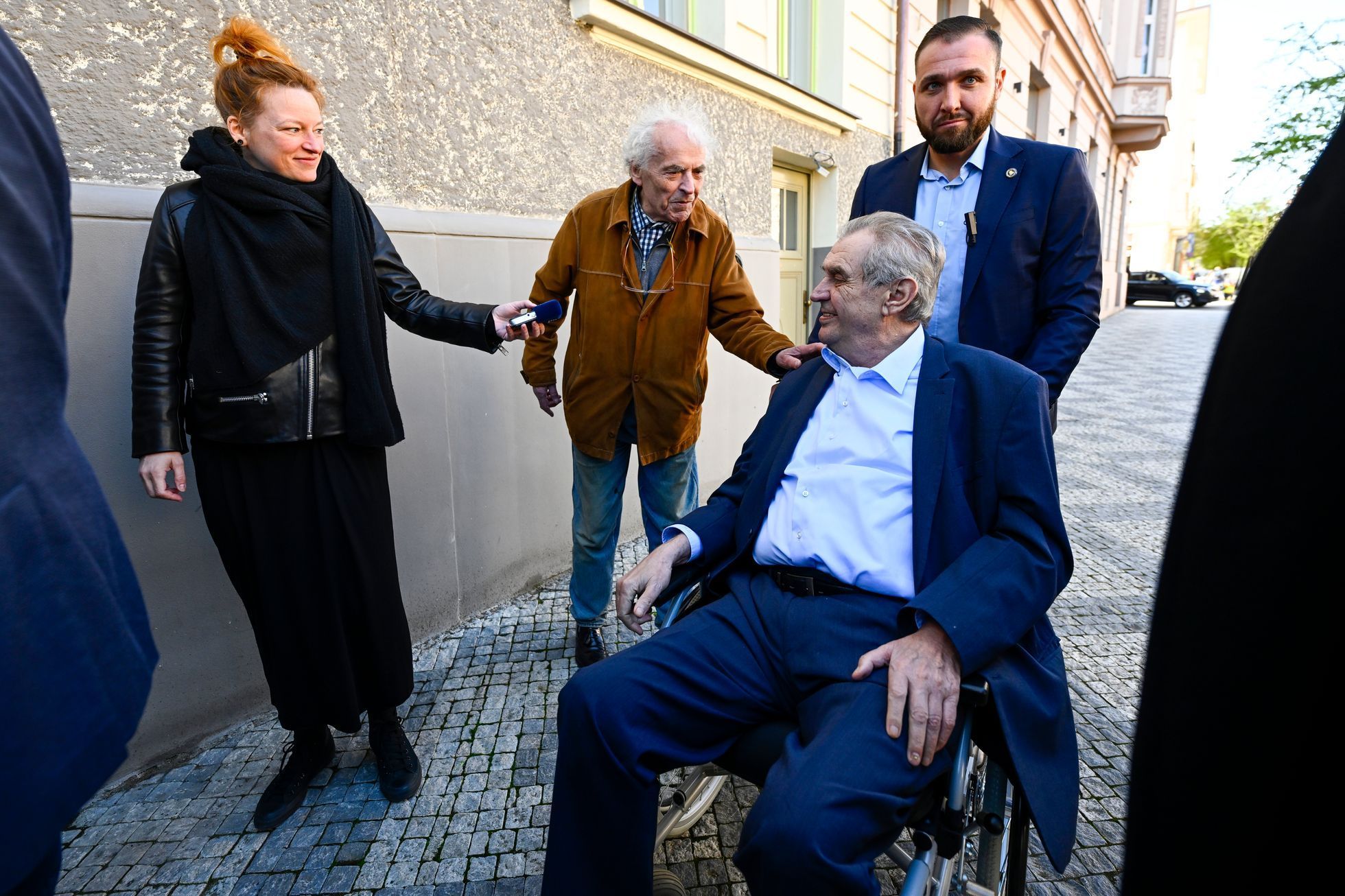 Bývalý prezident Miloš Zeman přijíždí do své nové kanceláře v Dejvicích.