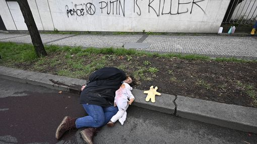 Skupina lidí si 9. dubna před ruským velvyslanectvím v Praze připomněla civilní oběti masakru v ukrajinské Buči a v dalších městech, která obsadila ruská armáda.