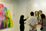 Návštěvníci u obrazu "Moje sestry" od umělce Kuo Chung-weje, vlevo umělecký kousek nazvaný "Kurt Cobain s trojitým významem č. 1" od Čchan Jüa.