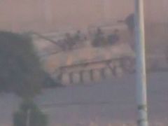 Tanky v ulicích města Hamá. Omluvte sníženou kvalitu fotografie, jde o záběr převzatý z amatérského videa.