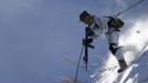 U.S. Marine Mark Stanich from Ohio, whose unit is based in Okinawa, rappels down during a winter military drill with South Korean marines in Pyeongchang, about 180 km (112 miles) east of Seoul February 7, 2013. North Korea has vowed to conduct more rocket and nuclear tests in response to a U.N. censure for its launch of a long-range missile launch in December. On Tuesday, it vowed "stronger" but unspecified actions in addition to the test. REUTERS/Lee Jae-Won (SOUTH KOREA - Tags: MILITARY) Published: Úno. 7, 2013, 9:45 dop.