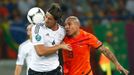 Sami Khedira a Nigel de Jong bojují o míč během utkání Nizozemska s Německem ve skupině B na Euru 2012.