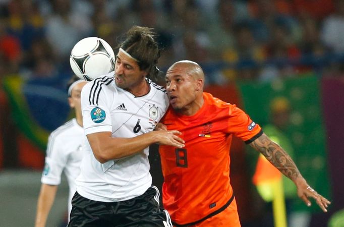 Sami Khedira a Nigel de Jong bojují o míč během utkání Nizozemska s Německem ve skupině B na Euru 2012.