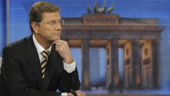 Šéf Svobodné demokratické strany (FDP) Guido Westerwelle v povolebním televizním studiu. Jeho strana je označována za skutečného vítěze voleb, přestože co do počtu obdržených hlasů skončila až třetí.