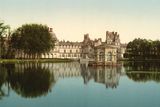 Vzácné barevné fotochromové snímky v této fotogalerii zachycují jak komplex ve Versailles, tak i zámek ve Fontainebleau (který je na tomto snímku).
