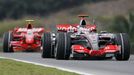 Fernando Alonso s McLarenem před Kimi Räikkönenem s Ferrari v kvalifikaci na GP Malajsie.