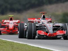 Fernando Alonso s McLarenem před Kimi Räikkönenem s Ferrari v kvalifikaci na GP Malajsie.