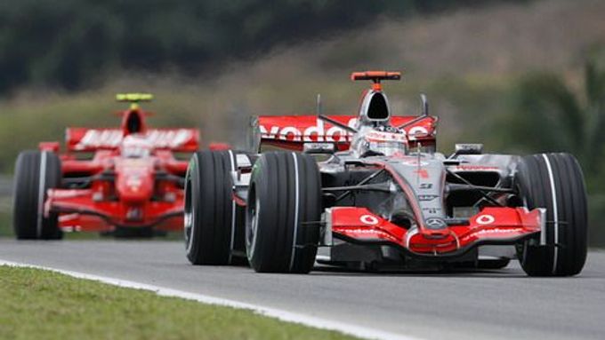 Fernando Alonso s McLarenem  jede před Kimi Räikkönenem za volantem Ferrari.