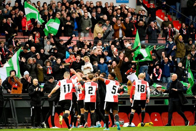 Hrači Feyenoordu slaví gól v prvním čtvrtfinále Evropské konferenční ligy Feyenoord - Slavia