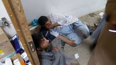 Afghánistán Kunduz MSF Afghan staff react inside a Medecins Sans Frontieres (MSF) hospital after an air strike in the city of Kunduz, Afghanistan