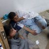 Afghánistán Kunduz MSF Afghan staff react inside a Medecins Sans Frontieres (MSF) hospital after an air strike in the city of Kunduz, Afghanistan
