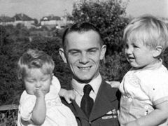Major letectva Josef Horák se syny Václavem a Josefem v roce 1945. Jeho rodina pocházela z Lidic a byla celá popravena. Horák se po válce do Lidic nesměl vrátit kvůli tomu, že bojoval na západní frontě.