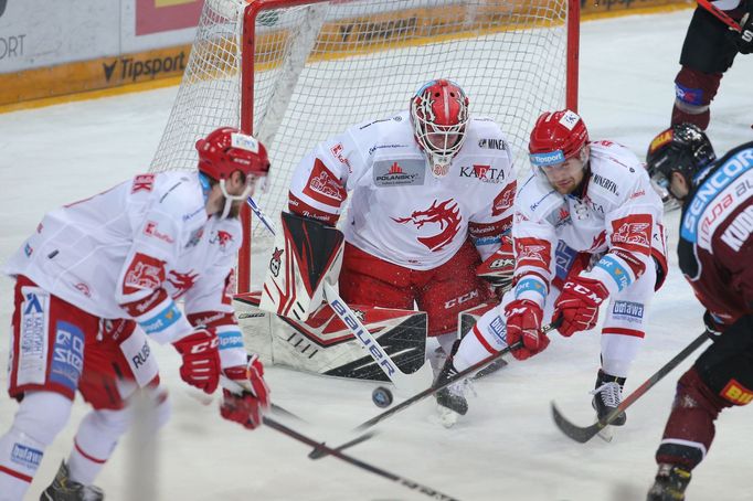 10. kolo hokejové extraligy 2020/21, Sparta - Třinec: Třinečtí obránci před Ondřejem Kacetlem.