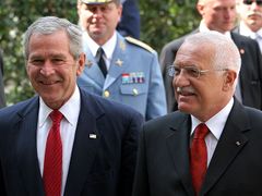 George Bush během návštěvy v Praze.
