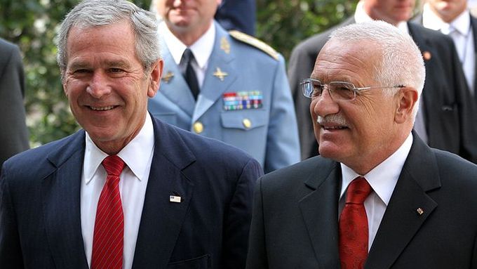 Úsměvy do kamer prezidentů Bushe a Klause.